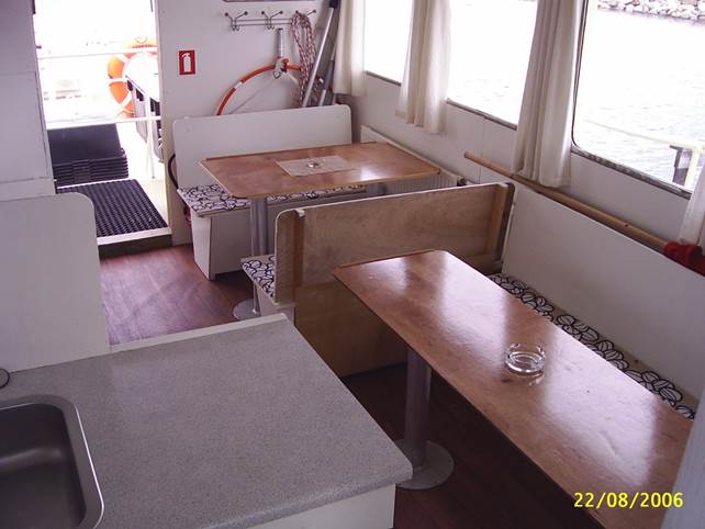 Et billede, der indeholder vindue, indendørs, bord, gulv

Automatisk genereret beskrivelse